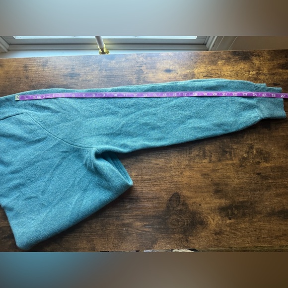 100% Lambswool Men's Teal V-Neck Sweater - Picture 10 of 15